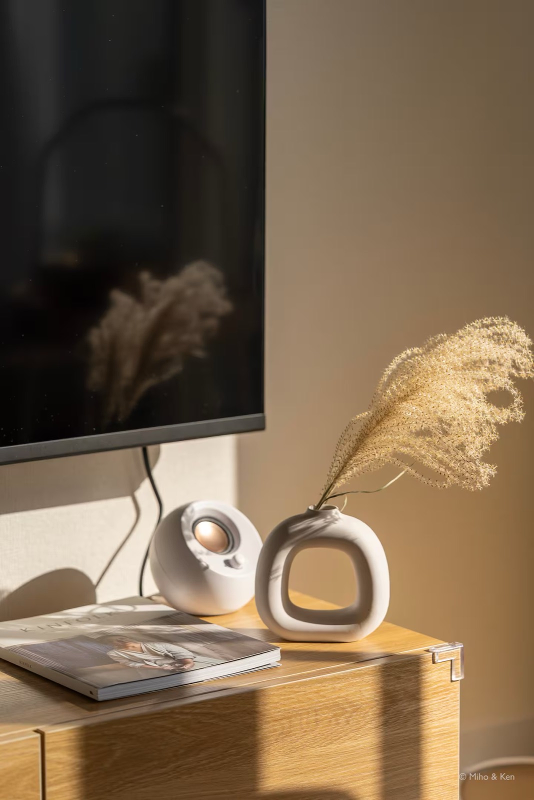 テレビボードの上に置かれた花器とドライフラワー